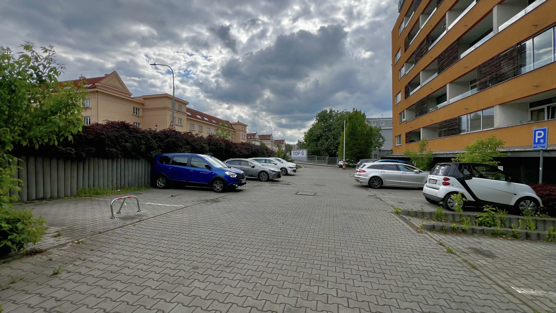 Parkovací stání do osobního vlastnictví v Nových Vysočanech